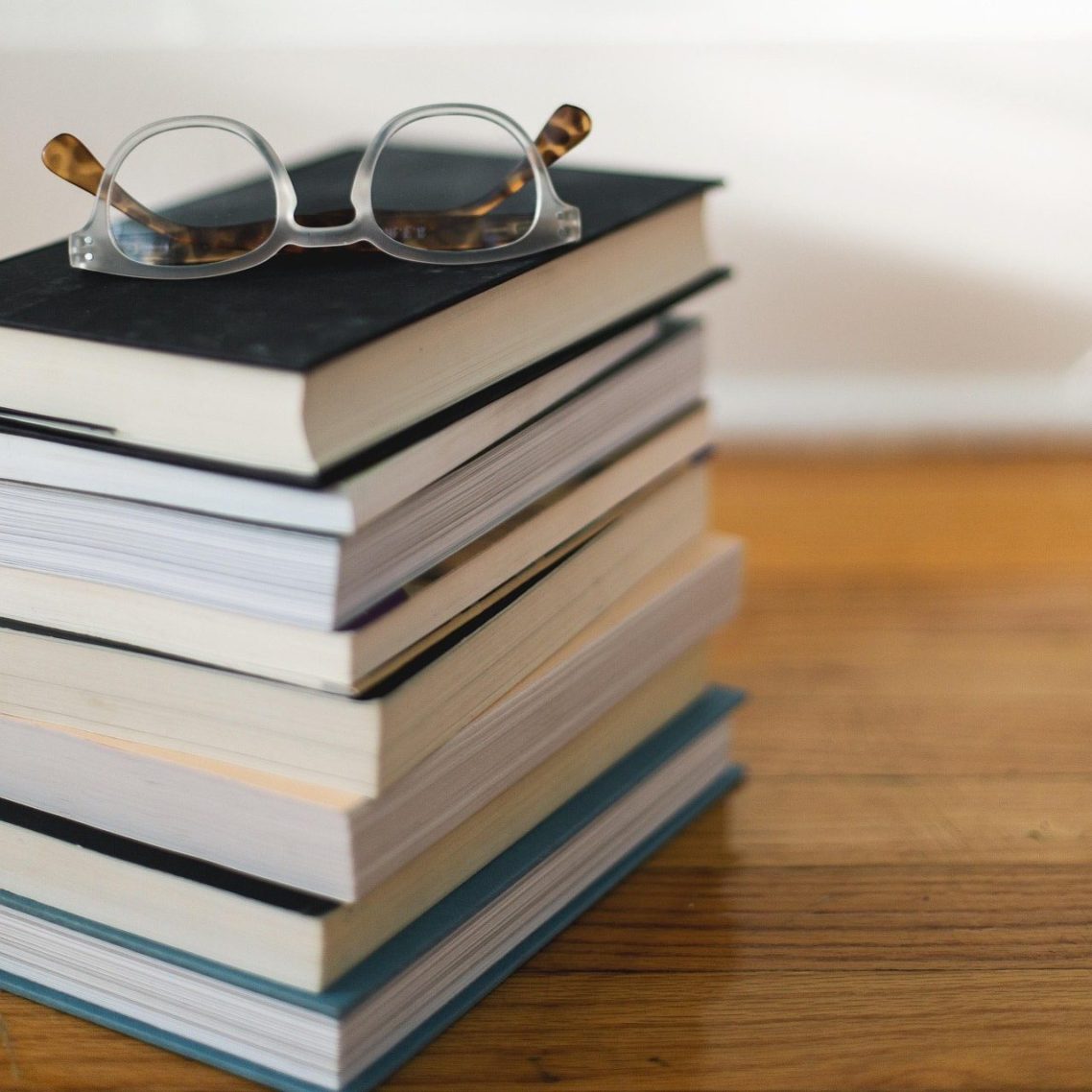 Brille auf Büchern